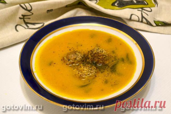 Суп-пюре из моркови с фрикадельками. Рецепт с фото Протертые супы - это нежные, питательные, вкусный первые блюда, разнообразие которых поражает. Шелковистая консистенция супов достигается пюрированием овощей и круп, из которых они варятся. Супы можно сварить на любом мясном или овощном бульоне, или просто на воде. Сливки и сыр, добавленные в суп-пюре, придают особо вкусную сливочную нотку готовому блюду. Ингредиенты для приготовления морковного супа-пюре с мясными фрикаде...