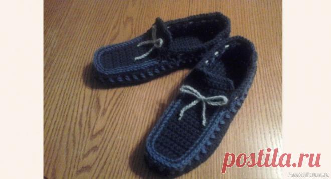 МУЖСКИЕ ТАПОЧКИ. Описание | Вязаные крючком аксессуары Подошву вяжите так:1 ряд.Наберите цепочку из 10 петелек далее делайте столбик без накида во 2 петлю от крючка и остальные 8 петель по стбн, итого у вас 9 петелек, то есть стбн.2,3,4,5,6 рядделаем воздушную петлю и дальше в каждый столбик или (петельку) вяжем по 1 стбн,7 рядделаем...