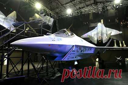 В Польше рассказали о нереальности российского Су-75. Основная проблема перспективного российского легкого тактического самолета (ЛТС), известного как Checkmate («Шах и мат») и Су-75, заключается в том, что данный истребитель существует не в реальной жизни, а только виртуально и в виде одной демонстрационной модели, пишет польское издание Defence24.