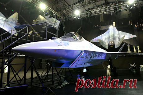 В Польше рассказали о нереальности российского Су-75. Основная проблема перспективного российского легкого тактического самолета (ЛТС), известного как Checkmate («Шах и мат») и Су-75, заключается в том, что данный истребитель существует не в реальной жизни, а только виртуально и в виде одной демонстрационной модели, пишет польское издание Defence24.