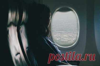 Стюардесса рассказала о простом способе пересесть в бизнес-класс. Бывшая бортпроводница Селина Беддинг рассказала, что желающим путешествовать в бизнес-классе пассажирам следует избегать повседневной одежды, такой как спортивные штаны, легинсы и шлепанцы. Это связано с тем, что члены экипажа с большей вероятностью переведут в первый класс пассажиров, которые «одеваются наряднее».