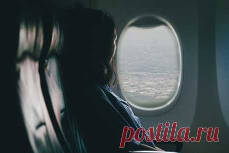 Стюардесса рассказала о простом способе пересесть в бизнес-класс. Бывшая бортпроводница Селина Беддинг рассказала, что желающим путешествовать в бизнес-классе пассажирам следует избегать повседневной одежды, такой как спортивные штаны, легинсы и шлепанцы. Это связано с тем, что члены экипажа с большей вероятностью переведут в первый класс пассажиров, которые «одеваются наряднее».