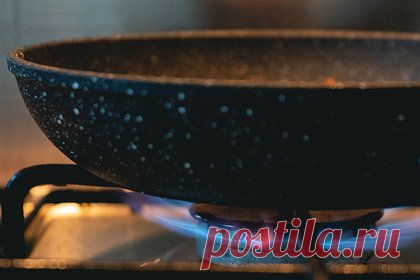Российская пенсионерка забила мужа до смерти сковородкой за издевательства. В Петербурге 76-летняя пенсионерка убила 75-летнего мужа сковородкой. Соседи вызвали полицию вечером 23 марта, когда услышали крики в квартире пожилой пары, проживающей в доме 22 на улице Адмирала Черокова. Прибывшие на место происшествия правоохранители нашли тело пенсионера на кухне.