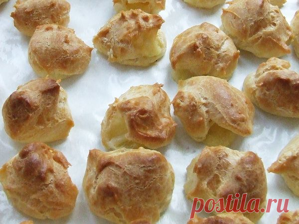 👌 Профитроли с сыром, рецепты с фото Профитроли – мелкие рассыпные изделия из заварного теста, «младшие братья» всеми любимых эклеров. В отличие от заварных пирожных, профитроли изготовлены из соленого теста и являютс...