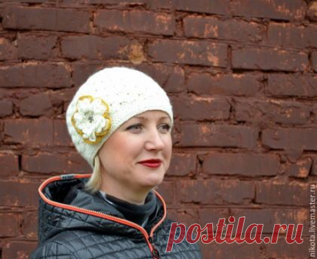 Купить Шапочка женская с цветком брошью - белый, однотонный, шапка вязаная, шапка, шапка женская