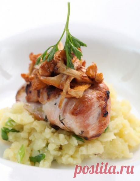 Рецепт от Константина Ивлева: запеченная куриная грудка с лисичками - на точеном картофеле