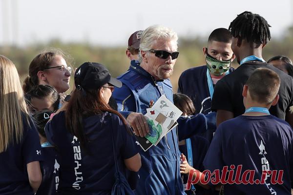 Полет миллиардера Ричарда Брэнсона к границе с космосом. Фоторепортаж. Глава Virgin Galactic Ричард Брэнсон совершил суборбитальный полет, опередив Blue Origin Джеффа Безоса. Ракетоплан поднялся к границе с космосом. Пассажиры испытали состояние невесомости и увидели Землю с высоты 86 км