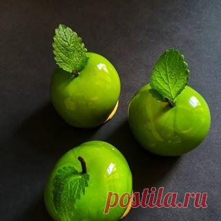 Что может быть совершеннее природы, сбалансированнее по вкусу и форме, чем фрукты!🍏 Идеальный букет текстур и вкусов, изначально созданный для утоления и услаждения вкусов. Наша задача, создавая десерты, хоть на немного приблизится к этому природному совершенству.🙌Муссовые яблочки с начинкой из пряных хрустящих кусочков яблок, карамелизованных с корицей, под облаком нежного сливочного мусса с тонким ароматом чая матча.What can be more perfect than nature, more balanced in taste and form than