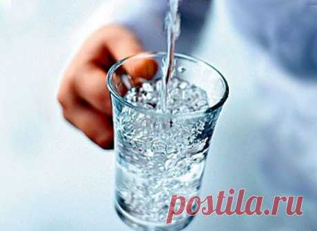 НАЧИНАЕМ ПИТЬ ВОДУ!!!!!!!!
САМЫЙ ПРОСТОЙ СЕКРЕТ ДОЛГОЛЕТИЯ
В этой статье я открою вам самый простой секрет долголетия. Вы с ним сталкиваетесь каждый день помногу раз!
Этот секрет описал еще Авиценна в своих рецептах долголетия. Он считал одним
 из самых существенных факторов старения «усыхание организма».
С этим соглашается и современная наука - с возрастом количество