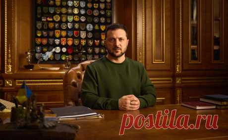 Биограф описал обстановку в подземном бункере Зеленского. Ночи в бункере для украинского лидера были самыми тяжелыми, он жаловался на недостаток солнечного света и свежего воздуха, пишет журналист Time Саймон Шустер в своей книге The Showman о Зеленском