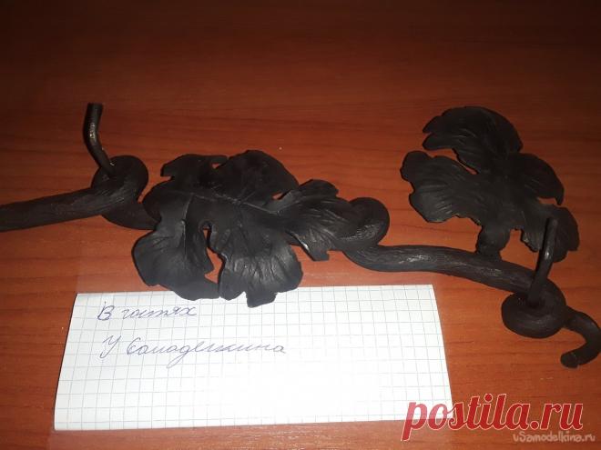 Кованная подвеска для печной утвари Всем Здравствуйте я начинающий кузнец и в основном я занимаюсь изготовлением ножей и доспехов. С детства увлекала древняя амуниция воинов особенно мечи, конечно повторить не все можно, но реально. Так же в свободное время ездил на металлокоп для поисков металла для своих работ. В наше время металл