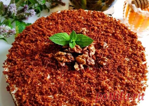 Бисквитно-медовый торт с сметанным кремом

Ингредиенты
Бисквит
4 шт. яйца
120 гр. сахар
100 гр. мед
1 ч. л сода пищевая
220-250 гр. муки
Крем:
500 гр. сметана
3-4 ст. л. сахарной пудры
Грецкий орех

Как приготовить
В сотейнике или сковороде соединить мед с содой. Перемешать. Поставьте на огонь, готовить 20-30 секунд. Масса увеличиться и приобретёт карамельный цвет.

Яйца взбиваем миксером с сахаром в пышную массу. Вливаем медовую массу.

Тщательно перемешать миксером. Всып...