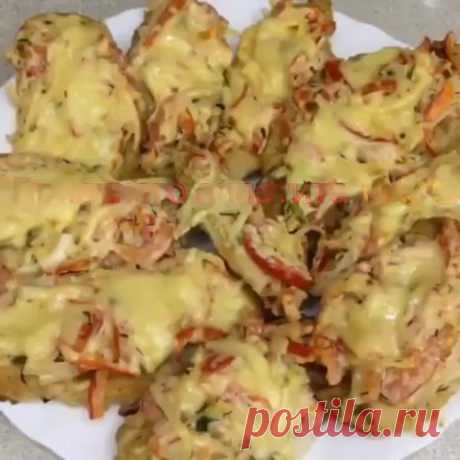 ДЕВОЧКИ МОИ! ОСТАВЬТЕ ХОТЯ-БЫ СМАЙЛ В КОММЕНТАРИЯХ ЧТО-БЫ Я ЗНАЛА ЧТО ВЫ ВИДИТЕ ЭТОТ РЕЦЕПТ 🤗 💚
____________________

Благостного дня вам!
Сегодня приготовила невероятно вкусное филе, пальчики оближешь 😋
Делюсь видео- рецептом 🤗
А с вас лайк за мои старания ❤️😉
ИНГРЕДИЕНТЫ:⤵️ Куриное филе - 450 гр.
Яйцо - 1 шт.
Мука - 150 гр.
Соль щепотка.
Смесь перцев - 0,5 ч. л.
Начинка:
Помидор - 1 шт.
Перец болгарский - 1 шт.
Лук - 1 шт.
Чеснок - 3 зубчика.
Сыр - 180 гр.
Майонез -...