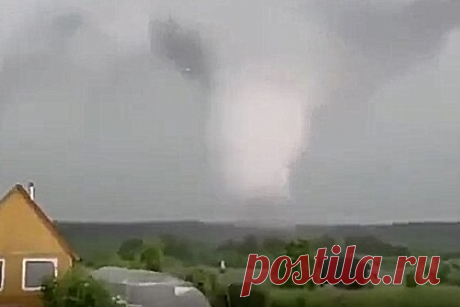 Смерч в российском регионе сняли на видео. Очевидцы сняли на видео ураган, который добрался до Республики Татарстан. Кадры опубликованы в Telegram-канале News.ru. На видео видно, как огромный вихрь на фоне грозового неба двигается около жилых домов. За кадром жители российского региона высказывают свое удивление относительно погодного явления.