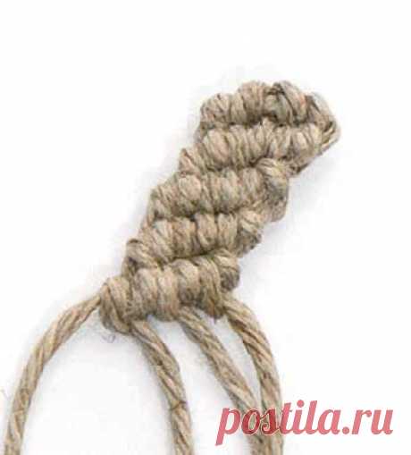 Горизонтальный ряд справа налево 1. Навесьте четное количество нитей.
2. Проплетите правую бриду.
3. Второй ряд так же проплетите справа
налево, начиная с правой крайней
рабочей нити.



Внимание!
При плетении горизонтальных
рядов брид справа налево рисунок
будет смещаться по диагонали
в левую сторону.