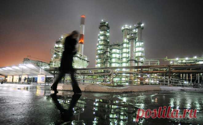 Bloomberg узнал, что угрозы пошлин не повлияли на поставки нефти в Индию. Поставки российской нефти сократились на 3% за четыре недели, но остаются в годовом диапазоне. Угроза новых пошлин пока не влияет на нефтяные потоки, однако индийские НПЗ уже ищут альтернативные источники поставок