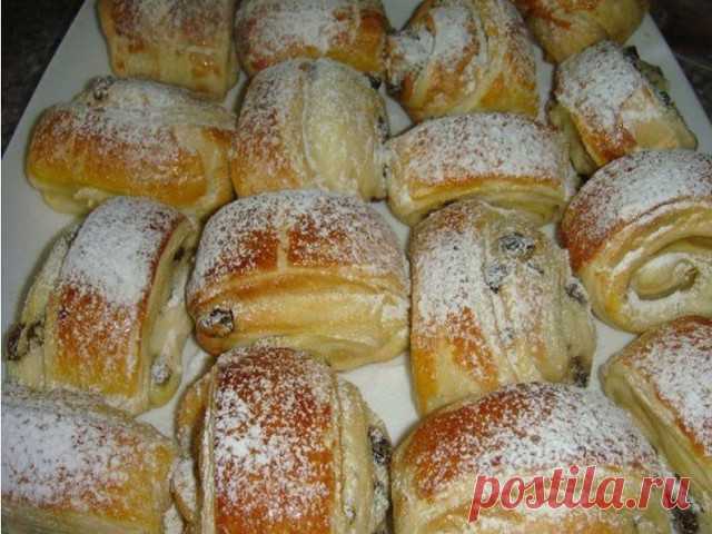 Слоёнки с творожной начинкой и изюмом

Ингредиенты:

● Тесто слоеное бездрожжевое 400 гр
● творог 400 гр
● сахар 3-4 ст л
● ванилин 1/3 ч л
● яйцо сырое 1 шт
● сметана 1-2 ст л
● изюм б/косточек по вкусу
● яйцо для смазки
● сахарная пудра и кунжут для посыпки

Приготовление:

Смешать творог, 1 яйцо, сметану, ванилин и распаренный обсушенный изюм.Тесто разморозить, разрезать на 2 части.Раскатать в прямоугольник 15 на 35 см. Смазать половиной нормы начинки, не доходя до крае...