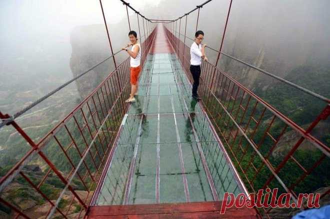 Экстремальный мост над пропастью со стеклянным дном