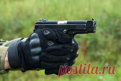 На Украине вооруженный мужчина взял заложников в ТРЦ