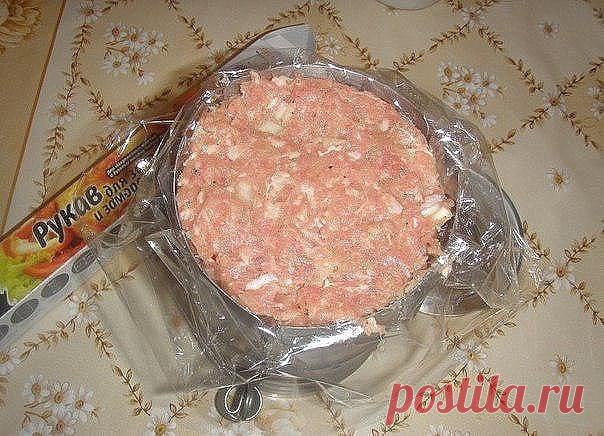 Королевское мясо 

Положи в жестяную банку рукав с куриным мясом. Через час ты получишь королевское блюдо! 
Повезло, что нашла этот рецепт. 

Ингредиенты 
Куриное филе 600 г 
Желатин 1 ст. л. 
Итальянские травы 1 ч. л. 
Чеснок 2 зуб. 
Черный перец (молотый)по вкусу 
Соль по вкусу 

Приготовление: 
Вымойте филе, нарежьте его небольшими кусочками, добавьте сухойбыстрорастворимый желатин, итальянские травы, измельченный чеснок, черный молотый перец и соль. Перемешайте и остав...