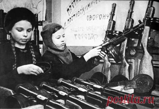 Великая Отечественная война
Во время перестройки о довоенных тюремных мытарствах Ольги Берггольц заговорили куда больше, чем о ее блокадном творческом подвиге. Впрочем, то же самое произошло и с Ленинградом — из города-героя он разом превратился в город-жертву. Внезапно живые и одушевленные люди, даже реализовавшиеся творцы, что и вовсе нелепо и немыслимо, из субъектов жизни и Истории превратились в безвольные страдательные объекты.