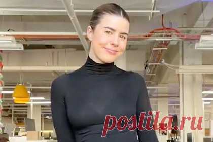 Менеджер пришла на работу в офис и оконфузилась из-за одной детали своего наряда. Менеджер по маркетингу Джорджия (фамилия неизвестна) с никнеймом lifeof_georgia из Австралии пришла в офис и оконфузилась из-за одной детали своего образа. Девушка выбрала в качестве наряда черную водолазку в сочетании с джинсовой макси-юбкой. Однако впоследствии заметила, что ткань одежды прозрачная.