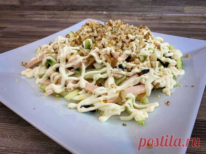 Салат с копченой курицей Салат с копченой курицей и грецкими орехами. Достойный праздничного стола.Рецепт салата:Огурцы свежие - 2 шт.Чернослив - 5 шт.Яйцо отварное - 2 шт.Курица копченая - 250 г.Орехи грецкие - 30 г.Майонез - 100 г.ВИДЕО-РЕЦЕПТ:Приготовление:Курицу, яйца и огурец порезать соломкой. Чернослив...