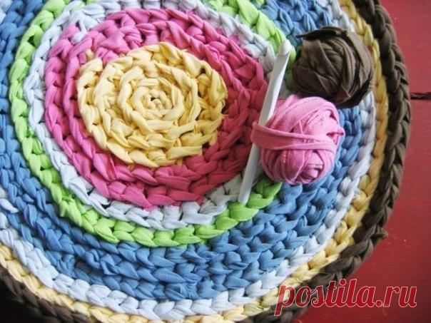 КАК СВЯЗАТЬ
Коврик крючком из трикотажа. Мастер-класс

Такой коврик вяжется очень быстро, потому как делается это большим крючком и толстыми «нитками». Такие коврики очень популярными были у наших бабушек, которые их вязали, и в доме не пропадало ни одной старой вещи. Сегодня же мода возвращается. И эти коврики любимы не только потому, что сейчас очень модные. Они неимоверно практичные, теплые, очень удобные и легко стираются в машинке.
Такой коврик прекрасно подойдет как ...