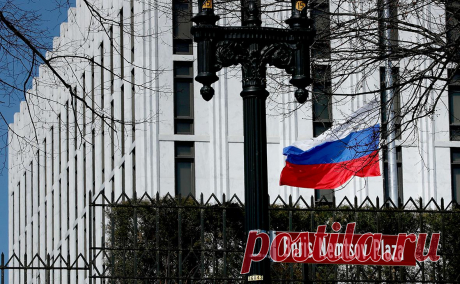 В США обвинили Россию и Китай в привлечении американцев для пропаганды. В американской разведке считают, что Россия, Китай и Иран попытаются вмешаться в выборы. Москва, по их данным, привлекаю американцев для распространения своих нарративов. Кремль называл подобные обвинения «паранойей»