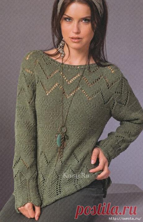Узорчатый оливковый пуловер спицами