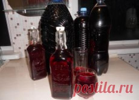 КАК приготовить вкусное домашнее ВИНО?
Ингредиенты для вина из винограда:
виноград – 10 кг;
сахар-песок – 2,5-3 кг.
Рецепт вина из винограда в домашних условиях:
1. Берем немытые (это очень важно, иначе брожения не произойдет) виноградные грозди и тщательно обираем с них ягоды.
2. В эмалированном ведре давим руками или толкушкой небольшими порциями виноград до сильного появления сока.
3. Затем прикрываем емкость марлей и оставляем для брожения в тепле примерно на 4-5 дней. Два раза в день м