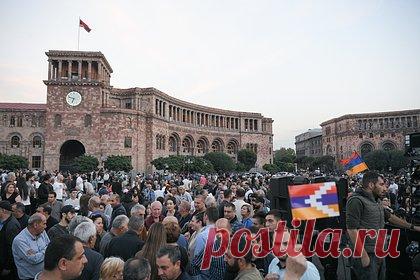 В Ереване началась протестная акция со стороны оппозиции. Анонсированная оппозицией акция протеста начинается на площади в центре Еревана. Мероприятие было назначено на 17:00 (16:00 по Москве). Наибольшее число людей традиционно находится возле здания кабинета министров Армении.