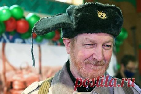 Суд взыскал с актера из «Особенностей национальной охоты» более 700 тысяч рублей. Красногвардейский суд Санкт-Петербурга взыскал более 700 тысяч рублей с актера Виктора Бычкова, сыгравшего Кузьмича в фильме «Особенности национальной охоты». Иск подали представители ООО «Ток-шоу», которые обратились в суд в связи с тем, что актер не появился на съемках передачи телеведущей Леры Кудрявцевой.