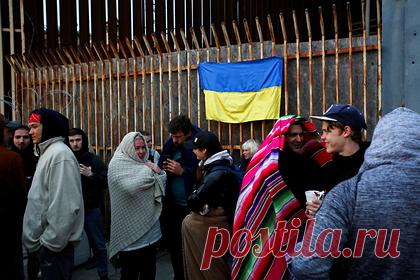 Власти США уличили в расовой предвзятости из-за гостеприимства к украинцам. Беженцы из африканских стран уличили власти США в расовой предвзятости из-за гостеприимного приема десятков тысяч украинцев, спасающихся от боевых действий. Так, в то время, как американская сторона готова принимать все больше выходцев из Украины, Вашингтон продолжает депортировать из страны африканских стран.