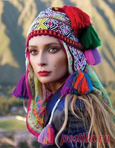 Чульо (chullo) – головной убор с науш­ни­ками, выпол­нен­ный на спи­цах (очень редко крюч­ком) в основ­ном из шер­сти аль­паки, ламы. Вместе с пончо является осо­бен­но­стью тра­ди­ци­он­ного костюма индейских народов Анд — кечуанов и аймаров. Чульо носят и вяжут только муж­чины.
Головной убор украшен символическими узорами. Узоры отли­ча­ются мно­го­цве­тием и деталь­ной про­ра­бот­кой фигур людей, живот­ных, рас­те­ний, что тре­бует от вязаль­щика высо­кого уровня мастер...
