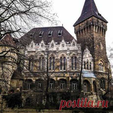 Венгерский замок Вайдахуняд расположен в Будапеште в парке Варошлигет, рядом с площадью Героев. Считается бесценным культурным наследием и жемчужиной столицы. Замок был построен в 1896 году из дерева и картона как один из павильонов выставки национальных достижений, открытой в честь тысячелетнего юбилея Венгрии.