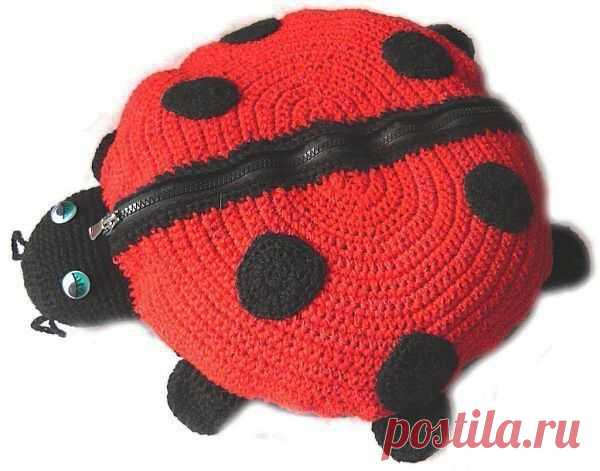 Подушка на диван Божья коровка (вязание крючком, мастер-класс)
