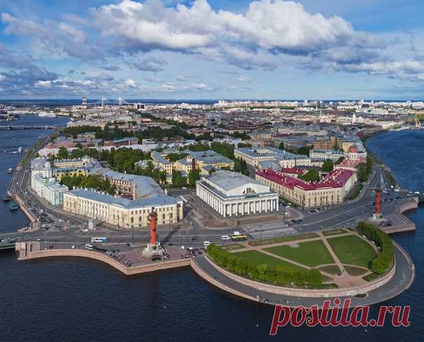 10 интересных фактов о Васильевском острове

1. Самое первое упоминание о Васильевском острове относится еще к 1500 году. Согласно Переписной окладной книге по Новгороду Вотской пятины 1500 года, в те времена на острове жили рыбаки и имелись пашни. В одной из версий происхождения его названия говорится о новгородце Василии Селезне - первом его владельце.
Показать полностью...
