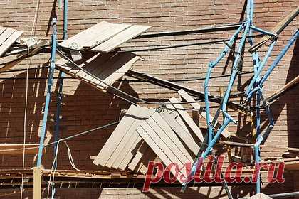 Двое рабочих в Подмосковье пострадали при обрушении строительных лесов. В подмосковных Люберцах двое рабочих пострадали в результате обрушения строительных лесов здания. Об этом сообщает Агентство городских новостей «Москва» со ссылкой на региональную прокуратуру и следственное управление. По данным следствия, рабочие сорвались с высоты четвертого этажа.