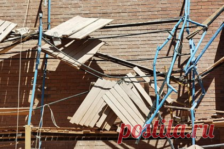 Двое рабочих в Подмосковье пострадали при обрушении строительных лесов. В подмосковных Люберцах двое рабочих пострадали в результате обрушения строительных лесов здания. Об этом сообщает Агентство городских новостей «Москва» со ссылкой на региональную прокуратуру и следственное управление. По данным следствия, рабочие сорвались с высоты четвертого этажа.
