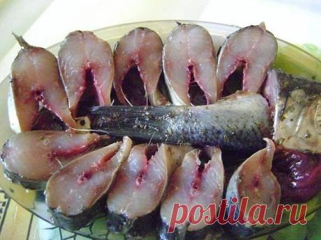 КАК САМОСТОЯТЕЛЬНО ЗАСОЛИТЬ СЕЛЕДКУ
Наша семья уже давно не покупает соленую скумбрию или селедку в магазине, домашняя засолка намного вкуснее, да и безопаснее. Потрясающая рыбка получается! Хочется еще, и еще... Рекомендую!

Ингредиенты:

1 кг скумбрии ИЛИ селедки
0,5 литра воды
2 столовые ложки соли
1 столовая ложка сахара
Лавровый лист и черный перец горошком
Рецепт приготовления:

Налить воду в кастрюлю и поставить на огонь. Добавить соль и сахар, довести до кипения. Д...