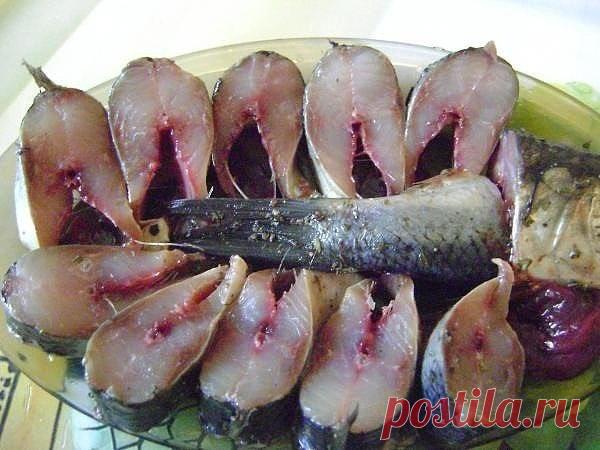 КАК САМОСТОЯТЕЛЬНО ЗАСОЛИТЬ СЕЛЕДКУ
Наша семья уже давно не покупает соленую скумбрию или селедку в магазине, домашняя засолка намного вкуснее, да и безопаснее. Потрясающая рыбка получается! Хочется еще, и еще... Рекомендую!

Ингредиенты:

1 кг скумбрии ИЛИ селедки
0,5 литра воды
2 столовые ложки соли
1 столовая ложка сахара
Лавровый лист и черный перец горошком
Рецепт приготовления:

Налить воду в кастрюлю и поставить на огонь. Добавить соль и сахар, довести до кипения. Д...