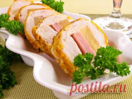 Куриное филе, фаршированное сыром, ветчиной и ананасами