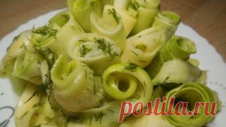 Пикантные маринованные кабачки/вкусная закуска Кабачки по этому рецепту готовятся достаточно легко и не отнимут у вас много сил и времени. Единственное, что придется ждать пока блюдо замаринуется в холодильнике. Итог вас приятно удивит. Эта закуска подойдет на каждый день, но если красиво оформить, то вполне можно подавать на праздничный стол. Гостям эти кабачки придутся по вкусу.