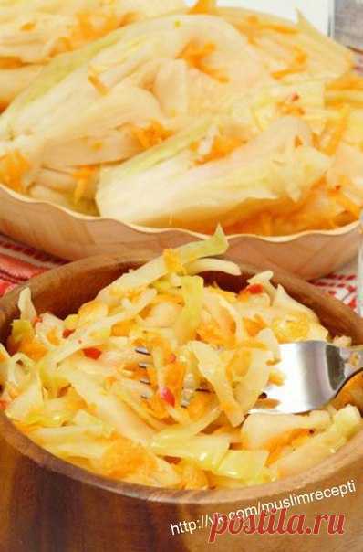 Дунганская капуста - Рецепт восточной кухни Дунганская капуста Капуста белокочанная ( 2 маленьких кочана (примерно, всего 2 кг)) — 2 штМорковь — 1 кгПерец красный жгучий — 2 штЧеснок — 4-5 зуб.Вода (для рассола) — 4 лСоль (для рассола (чуть меньше одного стакана)) Разрезать каждый кочан на четыре части, чтобы листья крепились к кочерыжке. Складываем в эмалированную кастрюлю и заливаем рассолом. …