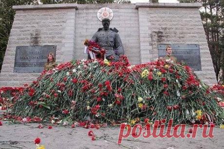 ВОТ ВАМ и ЗАПРЕТЫ!....Люди сами разберутся в правде.. 
9 мая 2014 г. Таллин. Бронзовый солдат.