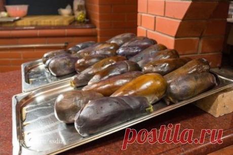 Маринованные баклажаны ! Рецепт Сталика Ханкишиева .
Маринованные баклажаны
Невероятно вкусная закуска к мясным блюдам, которая обязательно получится у тех, кто не поленится приготовить ее так, как описано.
Посолите воду в большой кастрюле и поставьте закипать.
Тем временем надрежьте баклажаны вдоль, лодочкой, чтобы образовался достаточно глубокий и вместительный кармашек.
Опустите баклажаны в кипяток. Ничего, что они всплывают - накройте крышкой и подождите, пока они изменят цвет и станут нем