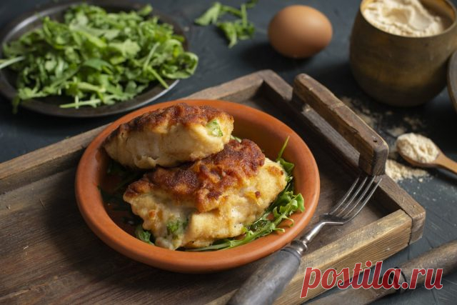 Котлеты де-воляй с сыром - БУДЕТ ВКУСНО! - медиаплатформа МирТесен Котлеты де-воляй с сыром — это сочные куриные котлеты из филе грудки с начинкой из пармезана, сливочного масла и зелени. Котлеты жарят в панировке, которая позволяет сохранить весь «сок», а затем несколько минут доводят до готовности в сильно разогретой духовке. Считается что котлеты де-воляй...