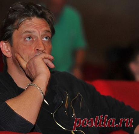 Домогаров: «....а почему бы Вам всем не уехать из "этой Богом убитой страны", а мы, после Вашего отъезда чуть помучаемся и будем жить! А Вы - уезжайте, и там тявкайте».