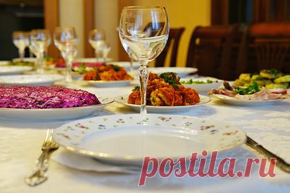 Российский диетолог назвал самые опасные продукты на новогоднем столе. Врач-диетолог, доктор медицинских наук, директор Самарского НИИ диетологии и диетотерапии, Михаил Гинзбург назвал продукты на новогоднем столе, которые представляют наибольшую опасность для здоровья. По его мнению, самыми вредными праздничными блюдами являются те, которые содержат много жира и соли